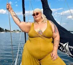 Denne 25-årige kvinde elsker bikinier, men grusomme trolde fortæller hende, at hun er for "fed" til at have dem på... Tag et kig på hendes vovede billeder og hør, hvad hun har at sige...