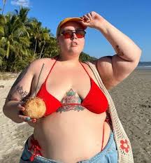 Denne 25-årige kvinde elsker bikinier, men grusomme trolde fortæller hende, at hun er for "fed" til at have dem på... Tag et kig på hendes vovede billeder og hør, hvad hun har at sige...