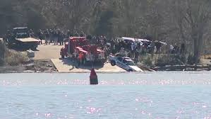 Han fandt ved et uheld en bil på bunden af ​​floden og ringede til politiet. Da de ankom, var politiet rædselsslagne og chokerede, se hvad de fandt inde, da de trak den op af vandet.