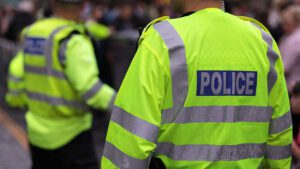 Han fandt ved et uheld en bil på bunden af ​​floden og ringede til politiet. Da de ankom, var politiet rædselsslagne og chokerede, se hvad de fandt inde, da de trak den op af vandet.
