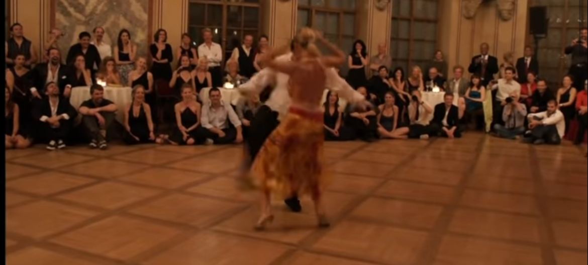Folk begynder at grine, når en tung danser kommer til scenen, men da han begynder at danse, falder alles mund...