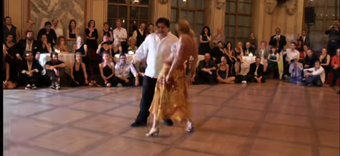 Folk begynder at grine, når en tung danser kommer til scenen, men da han begynder at danse, falder alles mund...