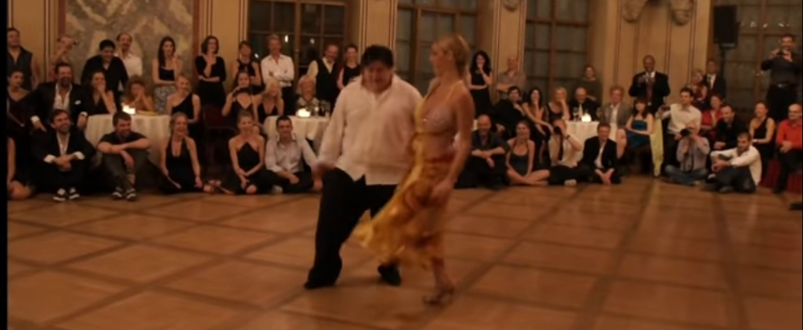 Folk begynder at grine, når en tung danser kommer til scenen, men da han begynder at danse, falder alles mund...