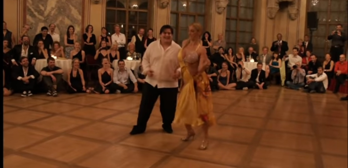 Folk begynder at grine, når en tung danser kommer til scenen, men da han begynder at danse, falder alles mund...