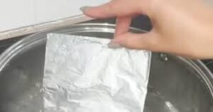 Læg et ark aluminiumsfolie i kogende vand, selv rige mennesker gør det: Et simpelt ark aluminiumsfolie er nok til at løse et meget almindeligt problem derhjemme: at se er at tro. Kun høflige medlemmer vil sige tak