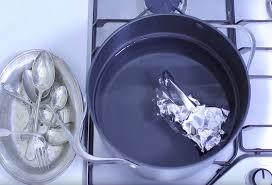 Læg et ark aluminiumsfolie i kogende vand, selv rige mennesker gør det: Et simpelt ark aluminiumsfolie er nok til at løse et meget almindeligt problem derhjemme: at se er at tro. Kun høflige medlemmer vil sige tak