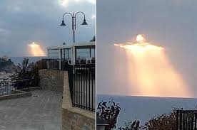 Denne mystiske figur dukkede op i skyerne over Italien, og hver eneste person siger det samme... Bare vent, indtil du ser den rigtige årsag