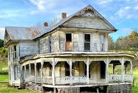 Dette gamle hus blev bygget helt tilbage i 1889, men det blev efterladt til at smuldre gennem årene. Efter at han købte den, arbejdede han med sin magi på den og forvandlede den til noget ganske fantastisk. Det er svært at tro, hvad han gjorde med det! Wow, det er fantastisk! Sådan ser det ud indvendigt:
