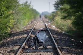 Hvis du kører om natten og ser en forladt trolley i siden af ​​vejen, må du under ingen omstændigheder ikke stå ud af bilen, og her er hvorfor