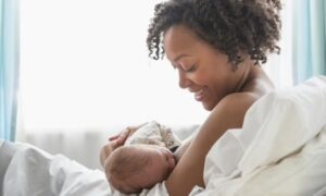 Denne kvinde fødte sin baby i bilen, mens hun var på vej til hospitalet til kontrol. Hendes mand kørte, og hendes ældre børn sad på bagsædet.