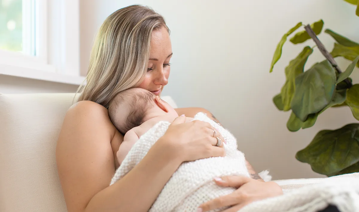 Denne kvinde fødte sin baby i bilen, mens hun var på vej til hospitalet til kontrol. Hendes mand kørte, og hendes ældre børn sad på bagsædet.