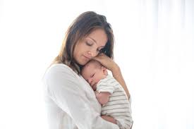 Denne kvinde fødte sin baby i bilen, mens hun var på vej til hospitalet til kontrol. Hendes mand kørte, og hendes ældre børn sad på bagsædet.