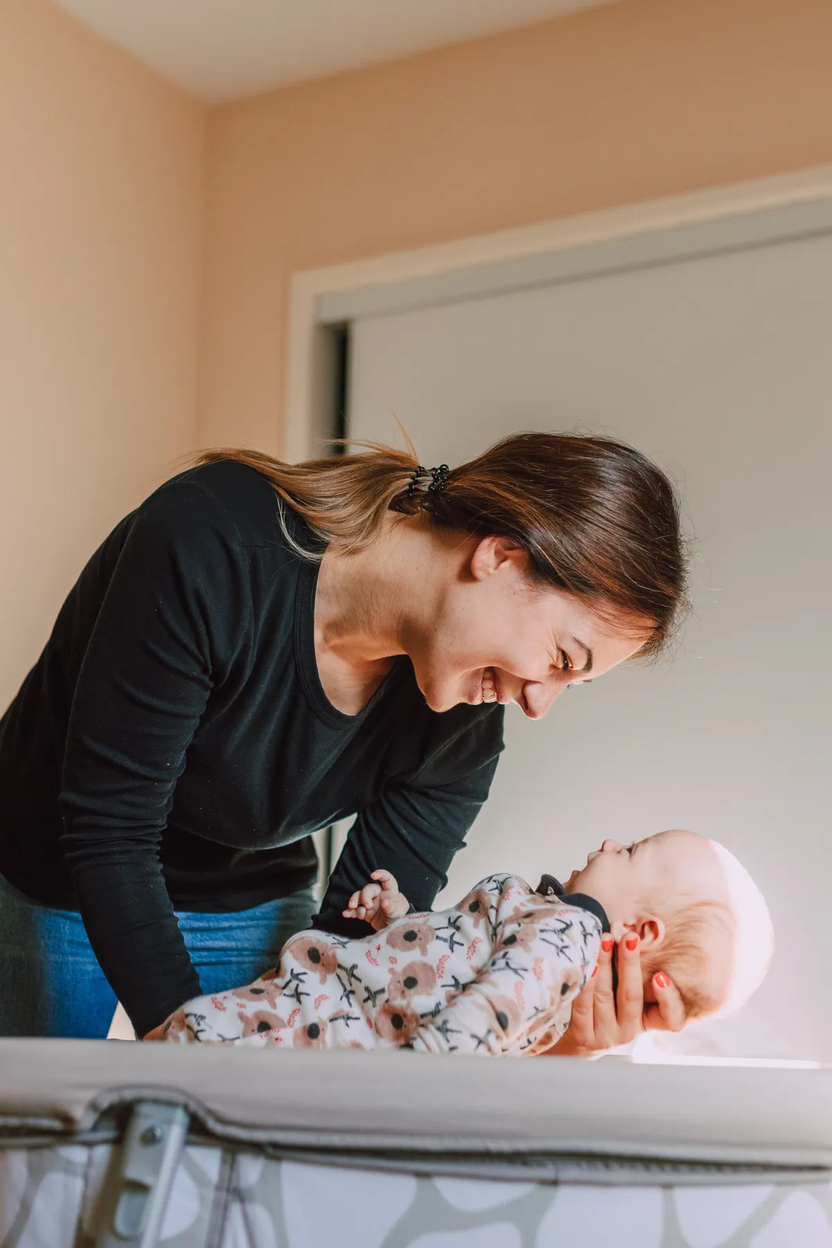 Mor installerer babyalarm på sønnens værelse og bliver bange, når hun ser bevægelse der - dagens historie