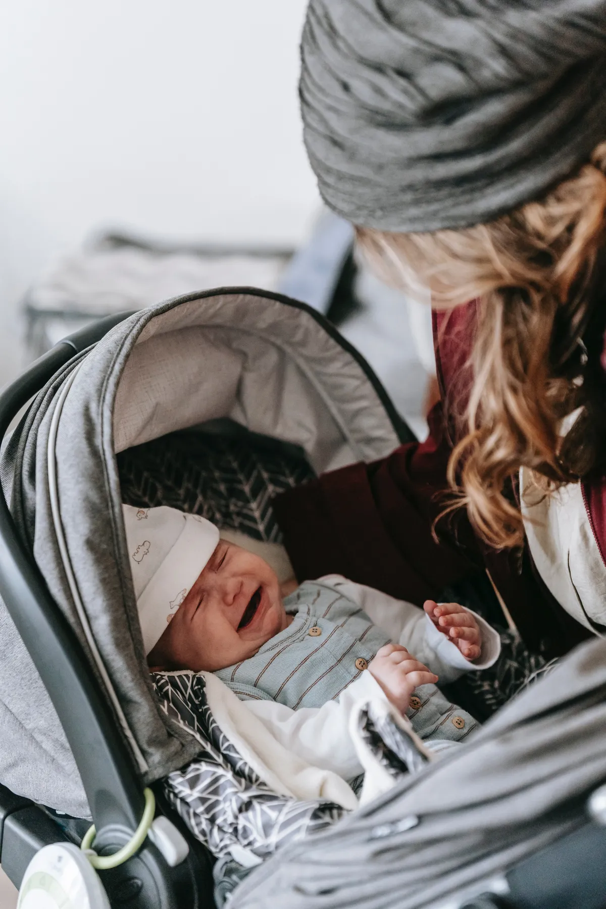 Mor installerer babyalarm på sønnens værelse og bliver bange, når hun ser bevægelse der - dagens historie