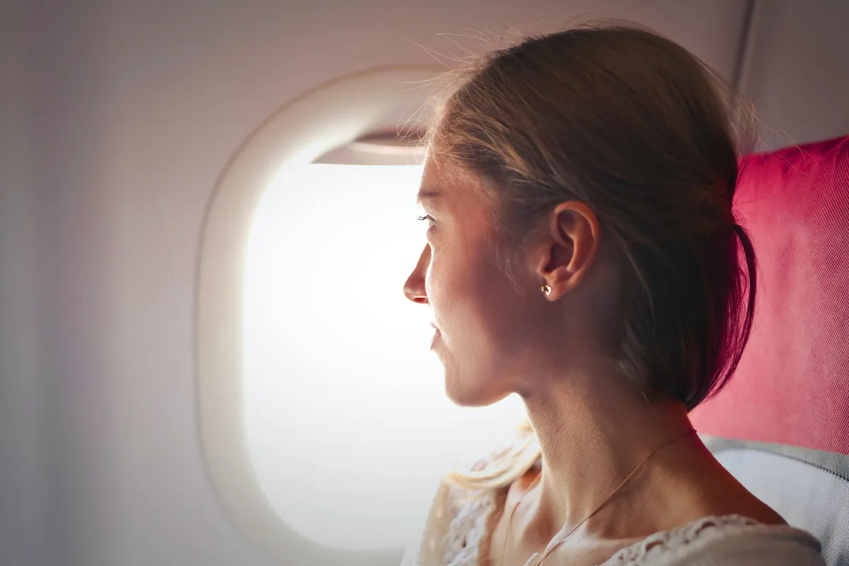 Millionær håner stakkels kvinde med 3 børn på Business Class-flyvning, indtil piloten afbryder ham - dagens historie