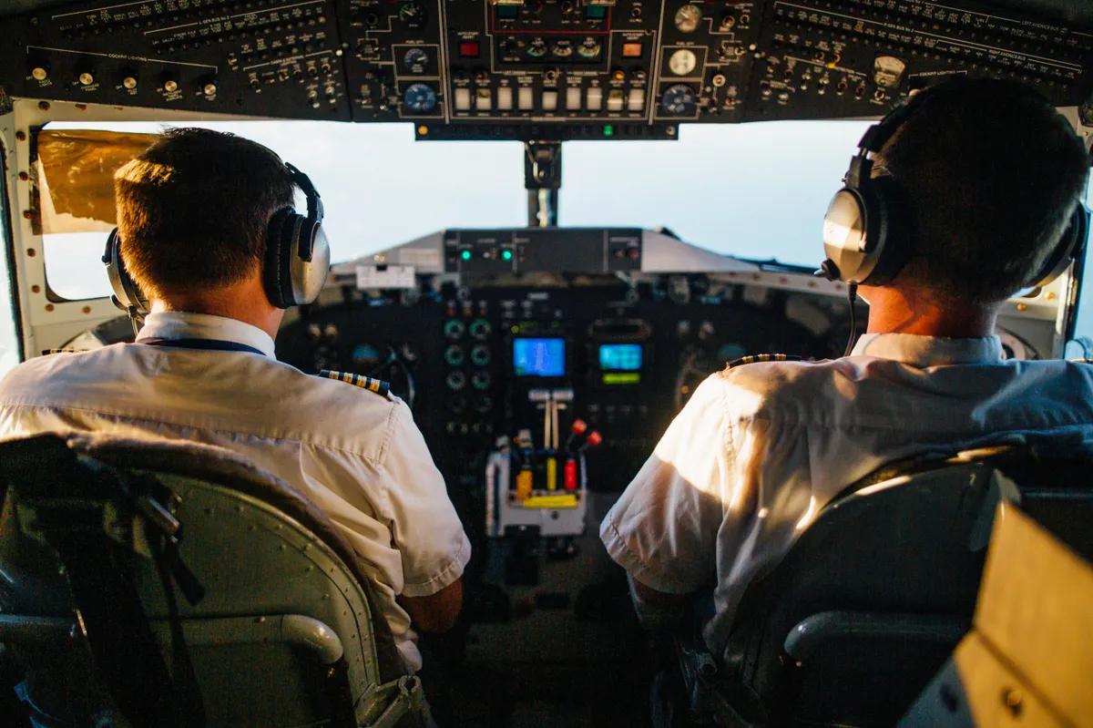 Millionær håner stakkels kvinde med 3 børn på Business Class-flyvning, indtil piloten afbryder ham - dagens historie