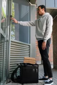 Med titlen Delivery Guy tog min mad tilbage over $9 tip – jeg lærte ham en episk lektion