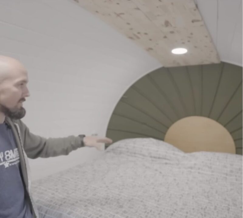 Dette smukke par tager et pensioneret fly og forvandler det til et skønt lille hjem på 60 kvadratmeter. Dette hus er unikt! Du vil blive chokeret, når du ser, hvad de har gjort indeni dette fly!