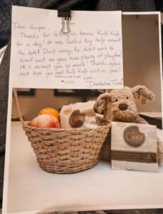 En meget rørende historie, der vil røre dig dybt! En lille pige glemte sin krammedyr på hotellet. Det, som hotellets personale gjorde, var virkelig fantastisk!