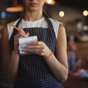 I dette verden viser det sig, at ikke alle mennesker er hjerteløse! Historien rører én dybt! Hvad gjorde servitricen, da denne mand trådte ind i caféen? Slutningen på historien vil chokere dig!