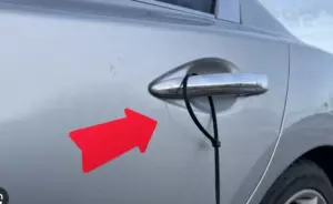 Hvis du er bilist, SKAL du vide om en ledning, der er bundet omkring dit bilhåndtag...