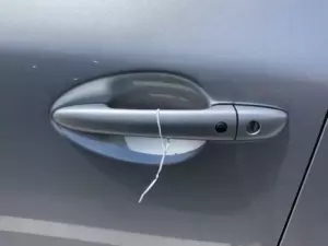 Hvis du er bilist, SKAL du vide om en ledning, der er bundet omkring dit bilhåndtag...