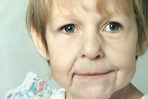 Som 25-årig ser hun ud som en bedstemor. Hvordan har hendes liv udviklet sig, og hvordan har hun kæmpet i 25 år? Hvilke udfordringer har hun stået overfor? Interessante detaljer om hendes liv!