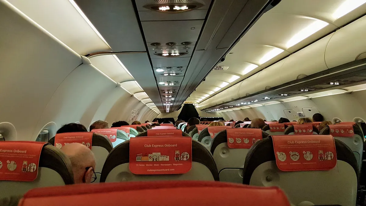Business Class-passagerer håner den stakkels gamle dame, ved slutningen af ​​flyvepiloten henvender sig til hende – dagens historie