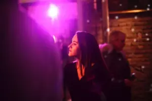 Ældre par skilsmisse efter 53 års ægteskab, senere mand ser ekskone dating på cafe — dagens historie
