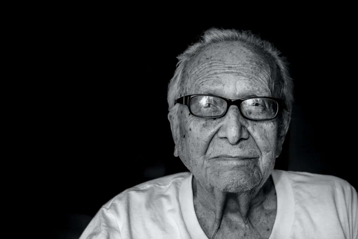 Servitrice tjener gnaven pensionist i årevis, en dag efterlader han nøgler til sit hjem som tip - dagens historie