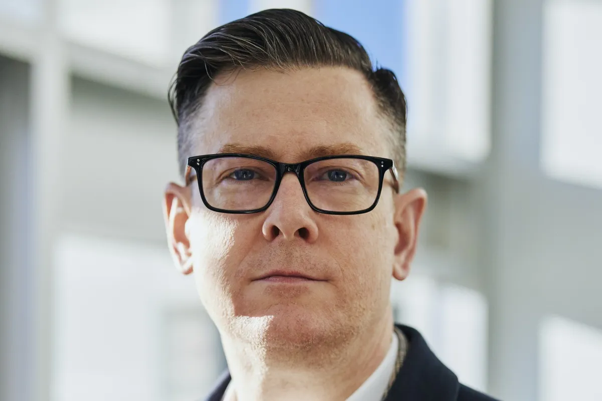 Alle håner piger i billig kjole til fest, indtil den hvide limousine stopper foran hende - Dagens historie