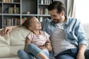 Min kæreste spiser i hemmelighed ugentlig frokost med min bedstemor, og jeg kan ikke stoppe med at græde efter at have lært årsagen