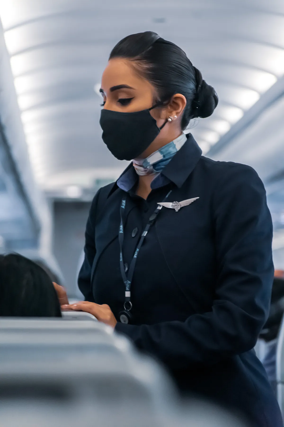 Stakkels gamle dame bliver afvist ved at sidde på Business Class, indtil lille drengs foto falder ud af hendes pung — dagens historie