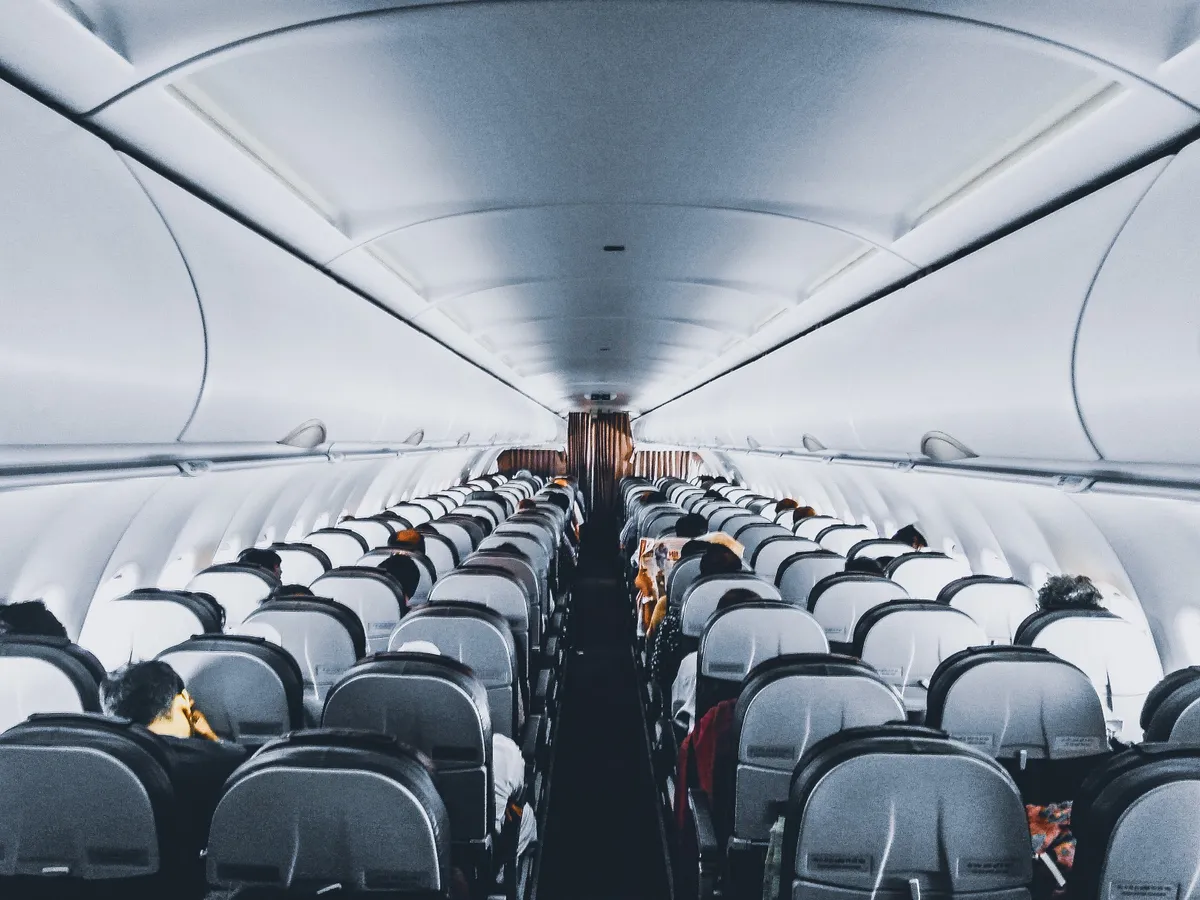Stakkels gamle dame bliver afvist ved at sidde på Business Class, indtil lille drengs foto falder ud af hendes pung — dagens historie