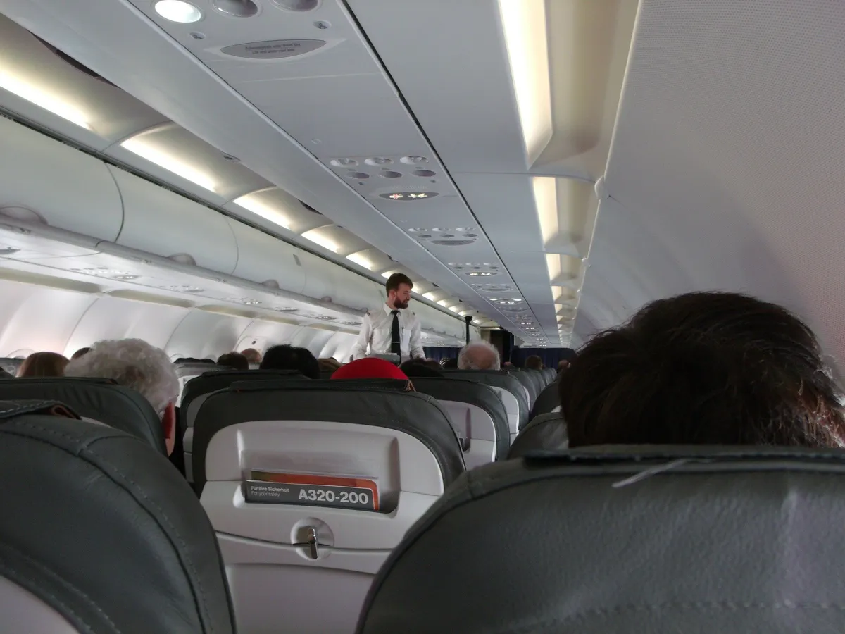 Stakkels gamle dame bliver afvist ved at sidde på Business Class, indtil lille drengs foto falder ud af hendes pung — dagens historie