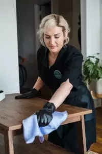 Manden forbyder alle at gå ind i kælderen, lader tjenestepigen låse den op før døden - dagens historie