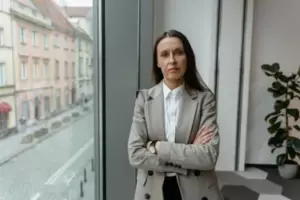 Hej, du er fyret, gamle mand,' informerer lederen pedel, uden at han ved, at han bliver hendes chef dagen efter