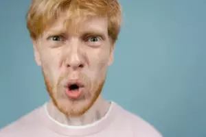 Min nabo smed min baghave i skrald for at få hævn, men min tilbagebetaling var endnu hårdere