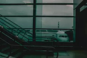 Jeg faldt i søvn på min mand i flyet, men vågnede chokerende op på en anden mands skulder