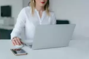 Jeg åbnede min gamle e-mail-konto, som jeg ikke havde brugt i 3 år - efter at have tjekket e-mails, måtte jeg skilles fra min mand med det samme