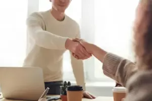 Jeg åbnede min gamle e-mail-konto, som jeg ikke havde brugt i 3 år - efter at have tjekket e-mails, måtte jeg skilles fra min mand med det samme