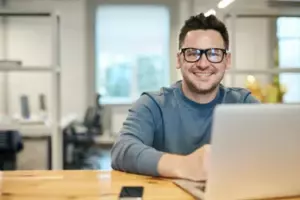 Jeg åbnede min gamle e-mail-konto, som jeg ikke havde brugt i 3 år - efter at have tjekket e-mails, måtte jeg skilles fra min mand med det samme