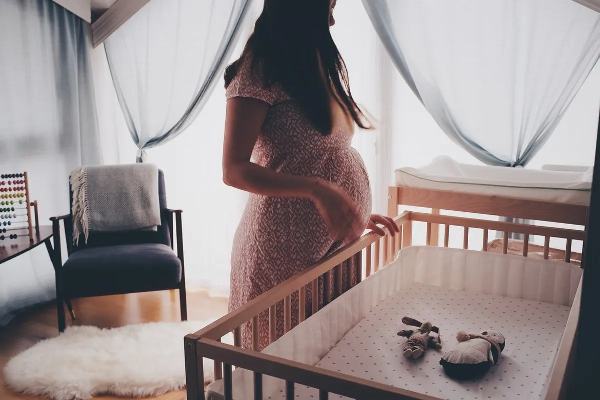 Kvinde hjælper med at føde naboens baby, opdager, at hendes mand er faren - dagens historie