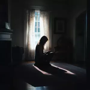 Kvinde ser på sine naboer gennem et teleskop og bemærker, at en mand fra ét hus bliver snydt - dagens historie