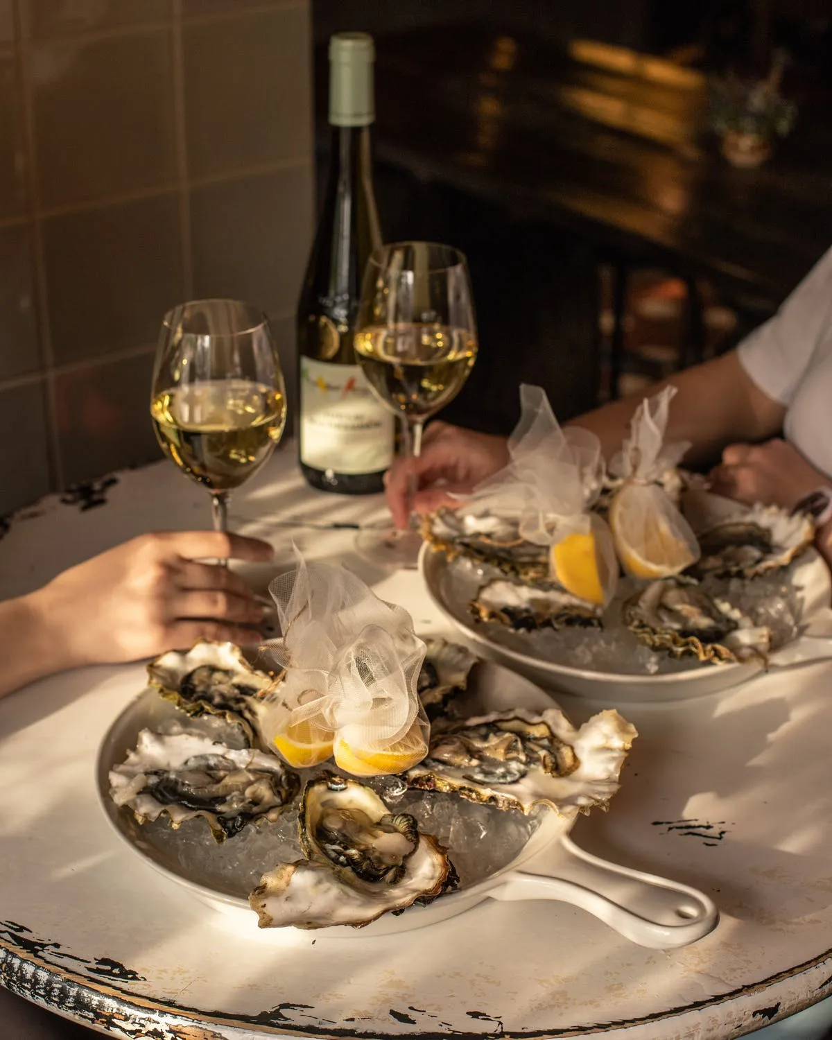 Restaurantejer opdager, at Cleaner i al hemmelighed samler madrester fra borde og følger hende efter arbejde for at finde ud af, hvorfor hun har brug for det - dagens historie
