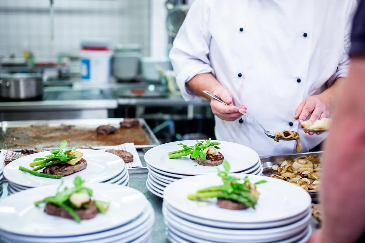Restaurantejer opdager, at Cleaner i al hemmelighed samler madrester fra borde og følger hende efter arbejde for at finde ud af, hvorfor hun har brug for det - dagens historie