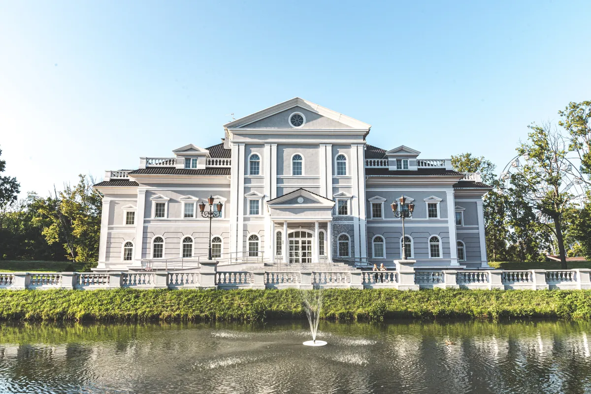Kvinde opdrager søns datter Han forlod for 10 år siden, han vender tilbage og finder huset forladt og tomt - dagens historie