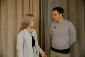 Ved mit bryllup bad en lille pige med en buket tusindfryd om en mønt – jeg kiggede på hendes hånd og stoppede brylluppet