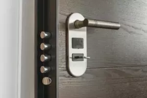Min søster og hendes familie flyttede ind i mit hus uden min tilladelse - Karma ramte dem hårdt samme dag