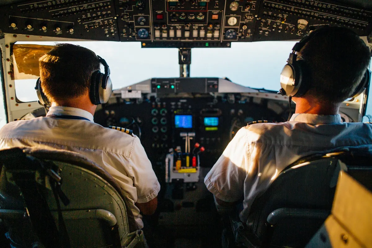 Business Class-passagerer håner den stakkels gamle dame, ved slutningen af ​​flyvepiloten henvender sig til hende – dagens historie